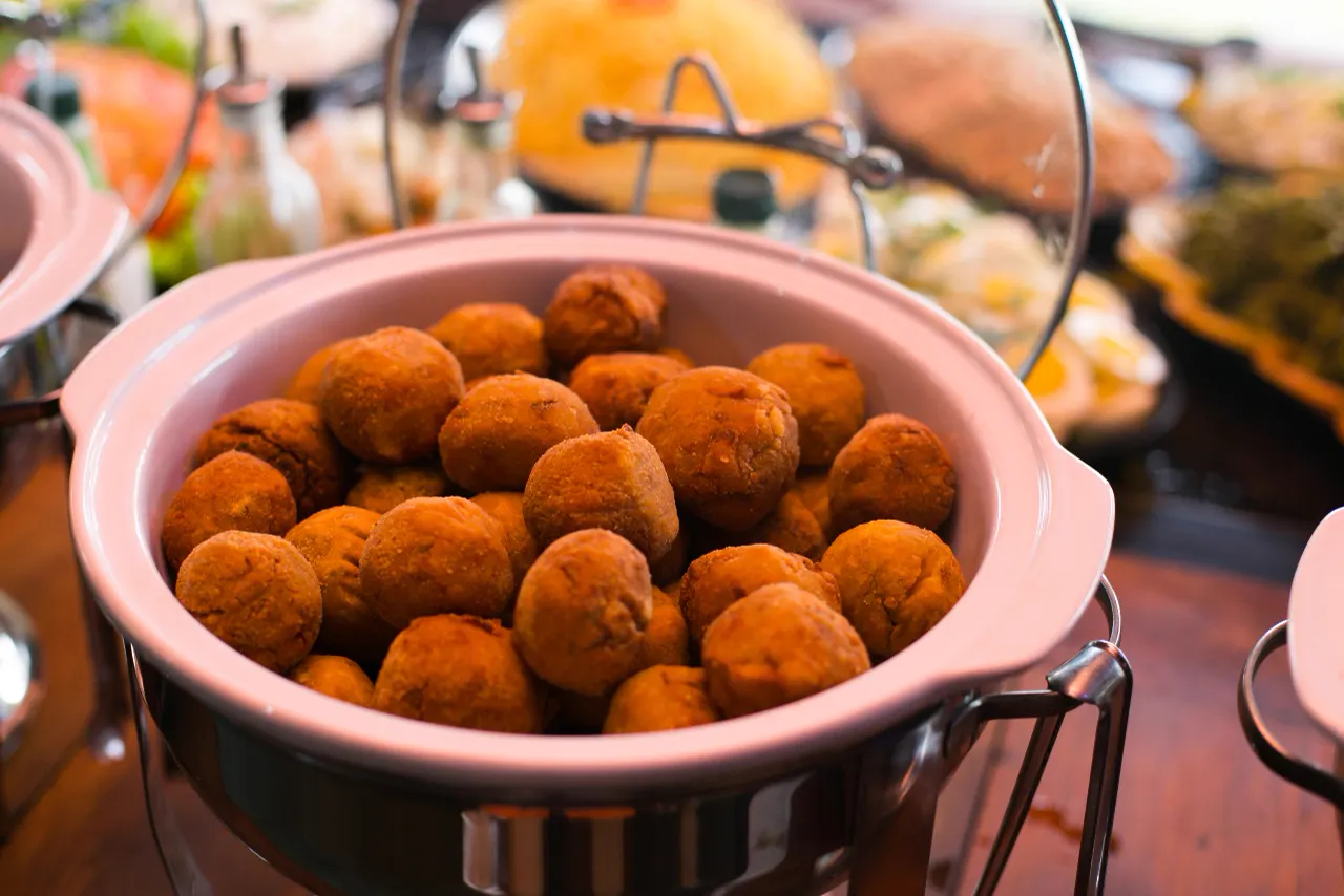 Bolinhos fritos no buffet