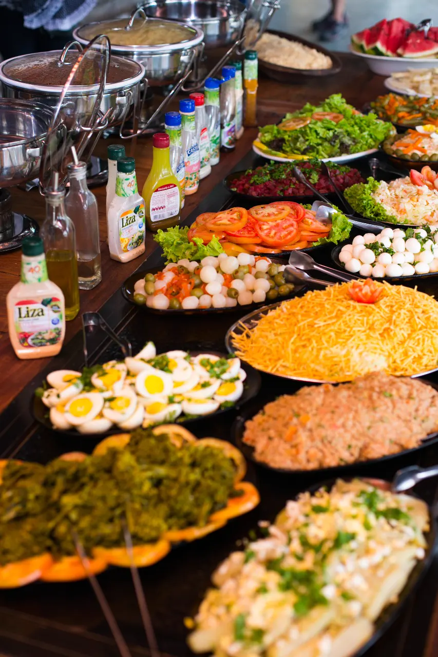 Buffet com saladas, ovos e pratos quentes