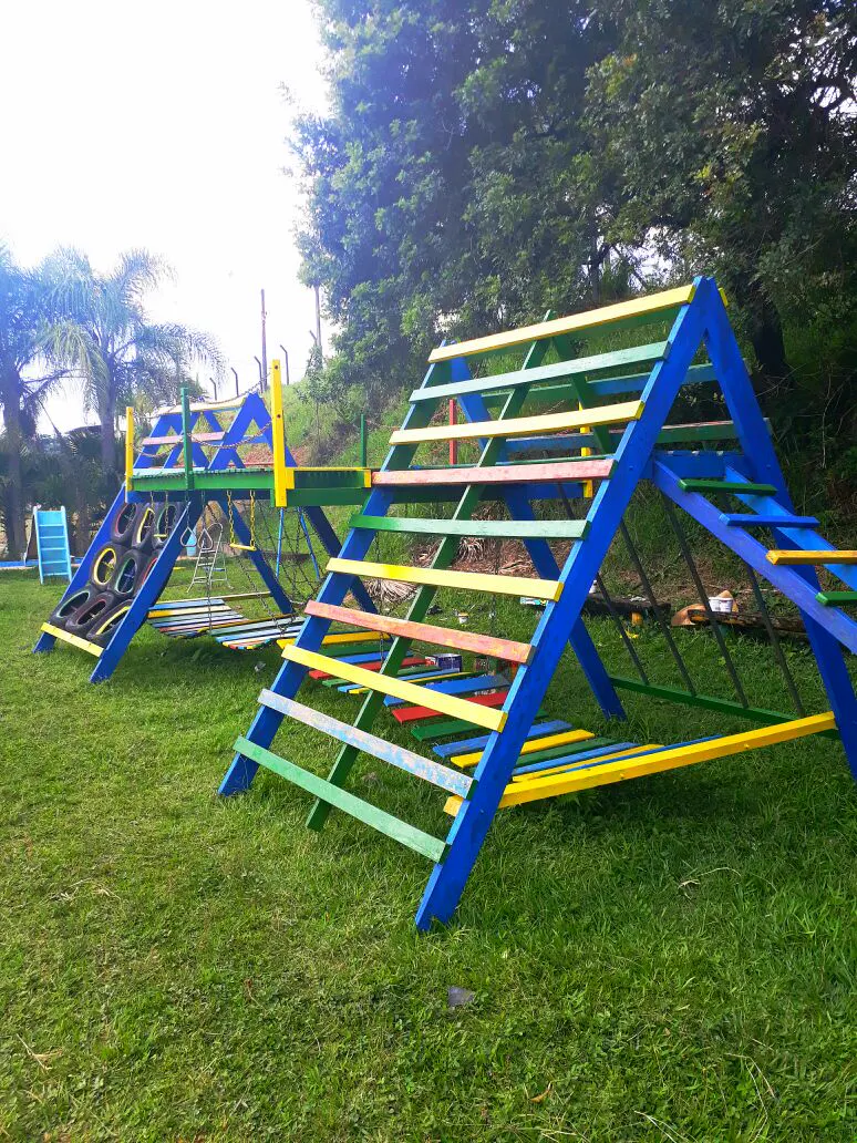Brinquedos coloridos do playground sobre o gramado