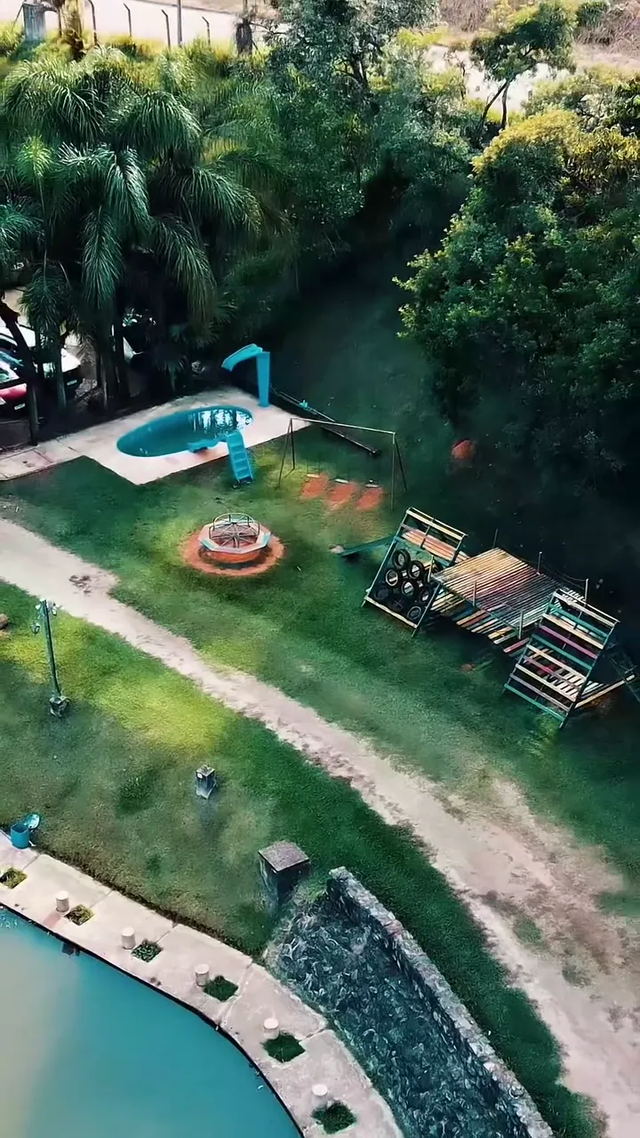 Vista aérea da piscina infantil e do gramado